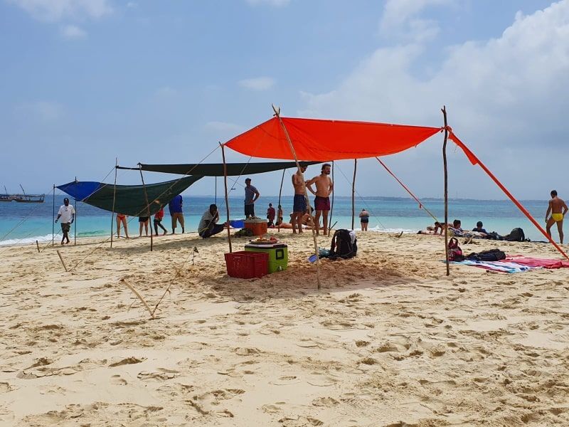 הקמת מאהל בחוף ספארי בלו