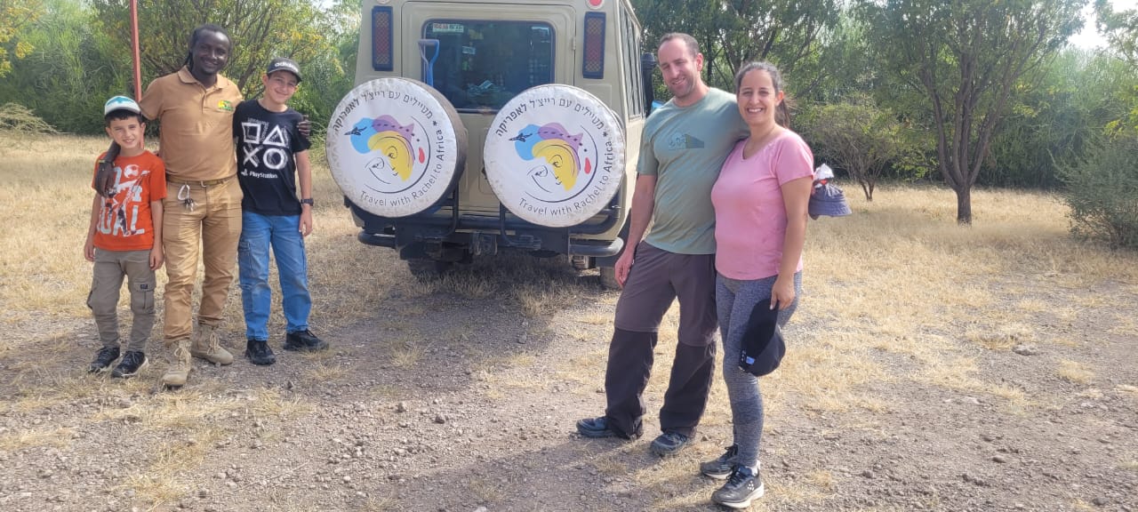 נסיעה בג'יפ של רייצ'ל בטיול משפחתי בטנזניה