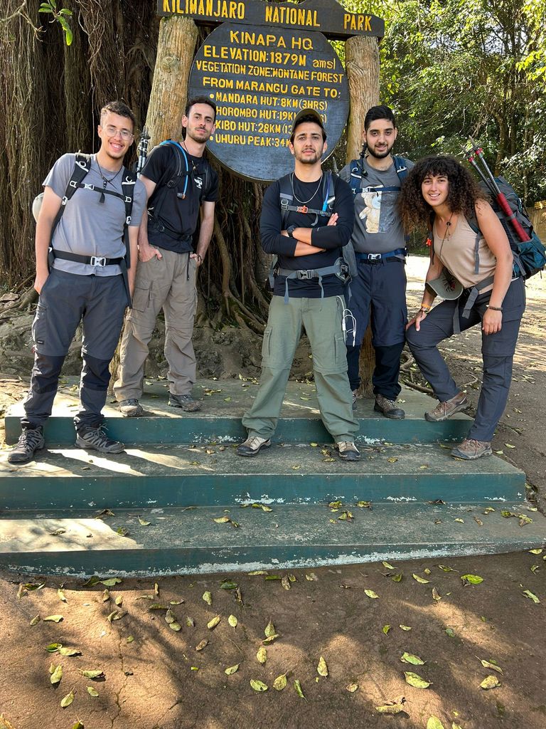 מטיילים בדרך לפסגת הקילימנג'רו