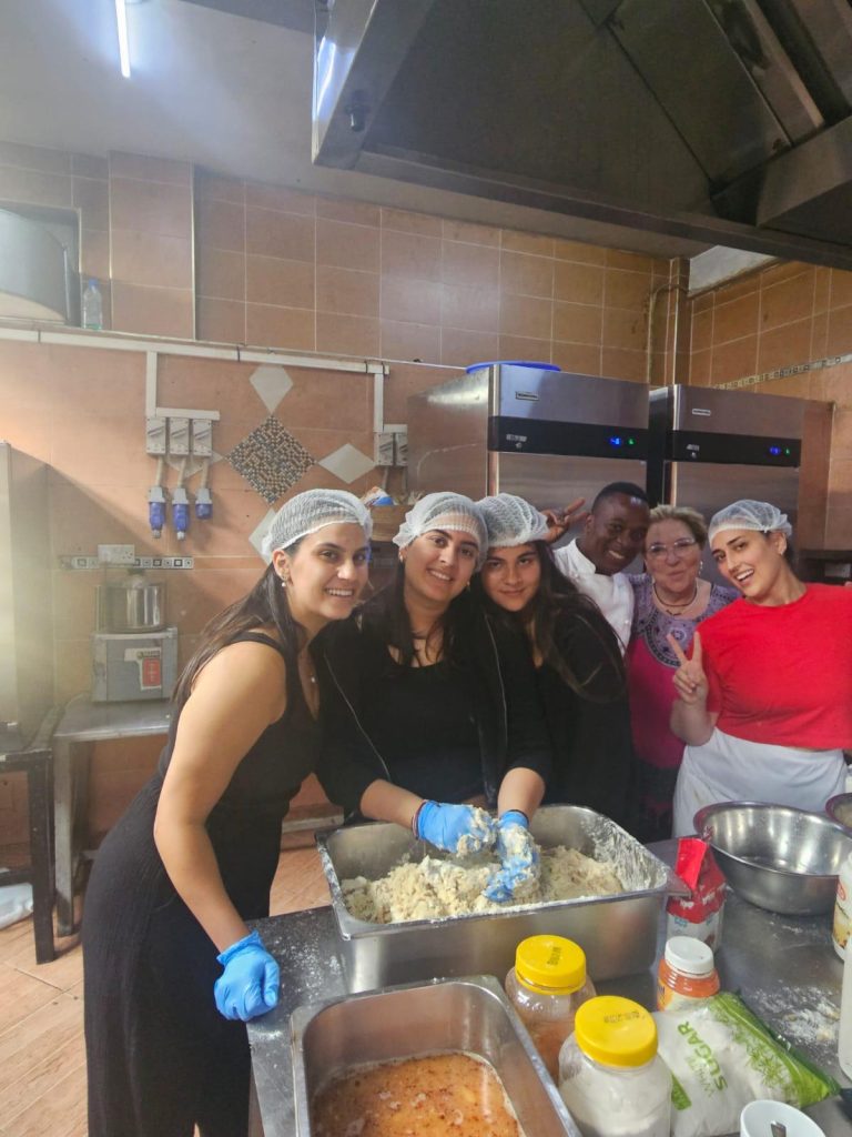 מתנדבים מבשלים אוכל לקהילה המקומית