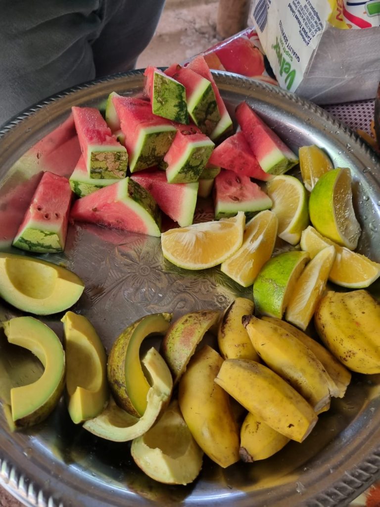 קערה גדולה ומלאה בפלחי אבטיח ופרוסות תפוח.